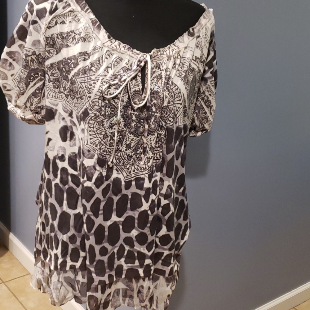 B.L.E.U shirt whith rhinestone detail sz 1x
